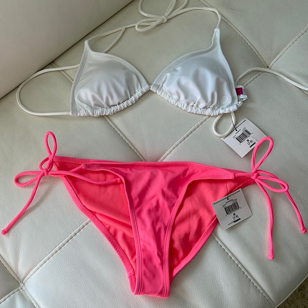 Cute summer bikini!! Comes with two different tops.